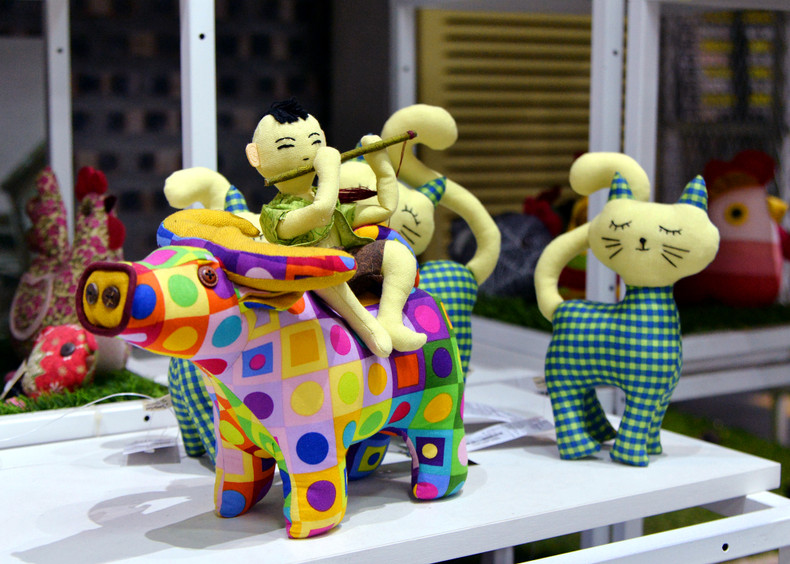 Currently, Kym Viet's products have been selected as gifts on Vietnam Airlines flights or for those attending domestic and international cultural week events and handicraft fairs. Many partners or tourists directly came to the factory to learn and order products. Currently, Kym Viet's products have been selected as gifts on Vietnam Airlines flights or for those attending domestic and international cultural week events and handicraft fairs. Many partners or tourists directly came to the factory to learn and order products.