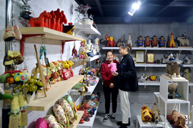 Mr. Pham Viet Hoai and the founders of Kym Viet hope that this model will be replicated in big cities and tourist destinations such as Da Nang, Nha Trang, Phu Quoc, etc. to create jobs for the disabled community, thereby helping them have a stable income, help their families, as well as reduce the burden on society. Mr. Pham Viet Hoai and the founders of Kym Viet hope that this model will be replicated in big cities and tourist destinations such as Da Nang, Nha Trang, Phu Quoc, etc. to create jobs for the disabled community, thereby helping them have a stable income, help their families, as well as reduce the burden on society.