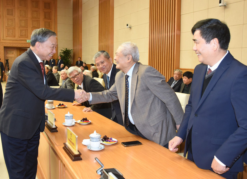 Party General Secretary To Lam, along with other leaders and former leaders of the Party and State.