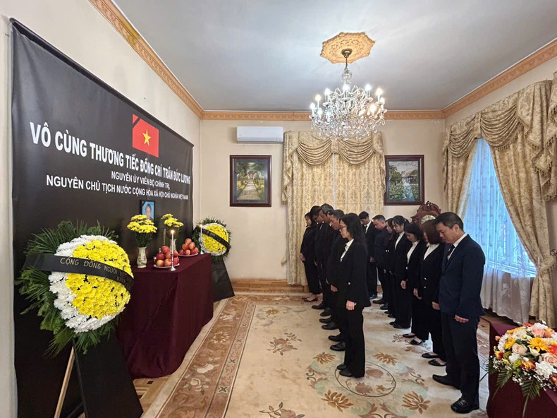 The embassy staf and overseas Vietnamese in Hungary pay respects to former President Tran Duc Luong. (Photo: Embassy of Viet Nam in Hungary) The embassy staf and overseas Vietnamese in Hungary pay respects to former President Tran Duc Luong. (Photo: Embassy of Viet Nam in Hungary)