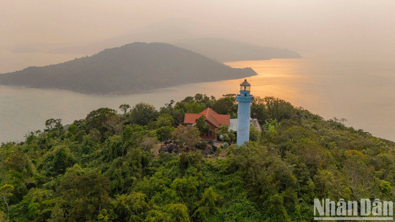 Like most other islands, Son Cha also features a beautiful lighthouse located at the island’s highest point. To visit it, travellers must conquer a path of more than 500 steep steps. Like most other islands, Son Cha also features a beautiful lighthouse located at the island’s highest point. To visit it, travellers must conquer a path of more than 500 steep steps.