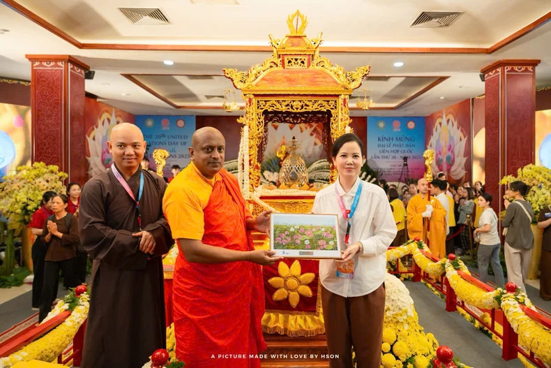 Painter Kim Duc at a ceremony to present the "Lotus in Pure Land" painting. Painter Kim Duc at a ceremony to present the "Lotus in Pure Land" painting.