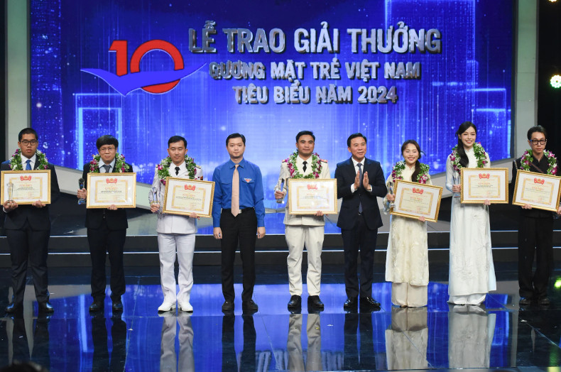 Member of the Party Central Committee (PCC) and Deputy Head of the PCC’s Organization Commission Do Trong Hung, and Secretary of the HCYU Central Committee President of the Vietnamese Students’ Association Nguyen Minh Triet who is also Standing Vice Chairman of the Awards Council, present awards to the promising young faces.
