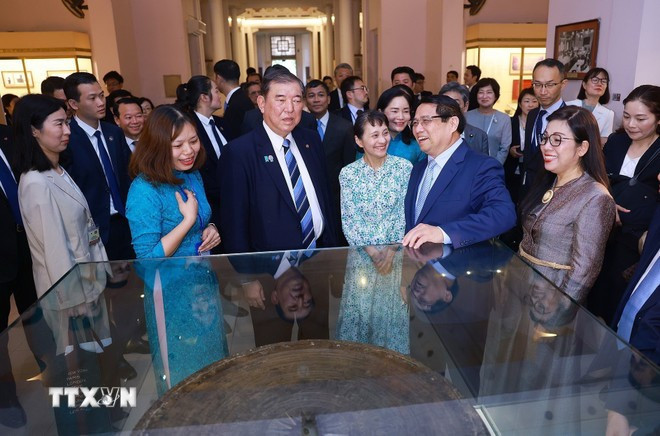 Prime Minister Pham Minh Chinh (second from right) and Japanese Prime Minister Ishiba Shigeru (C) and their spouses visit the Vietnam National Museum of History. (Photo: VNA)