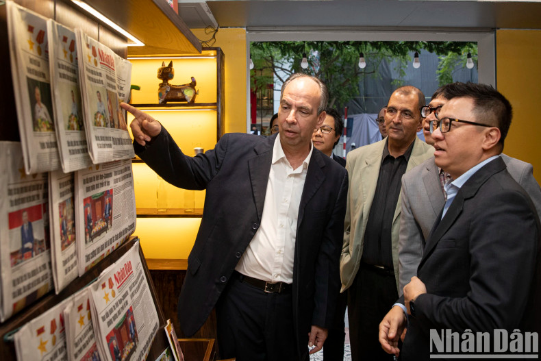 Editor-in-Chief of Nhan Dan Newspaper Le Quoc Minh introduces Ambassador-Designate of the Republic of Cuba to Vietnam Rogelio Polanco Fuentes and other delegates to the space of Nhan Dan Newspaper reading station. Editor-in-Chief of Nhan Dan Newspaper Le Quoc Minh introduces Ambassador-Designate of the Republic of Cuba to Vietnam Rogelio Polanco Fuentes and other delegates to the space of Nhan Dan Newspaper reading station.