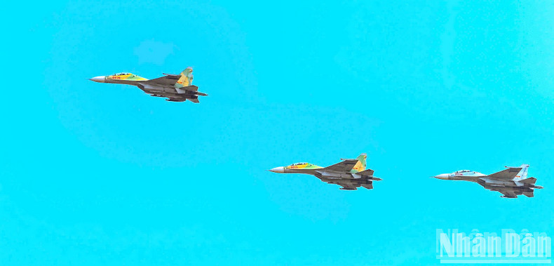 The Su-30MK2 fighter jet squadron trains over the skies of Bien Hoa City. The Su-30MK2 fighter jet squadron trains over the skies of Bien Hoa City.
