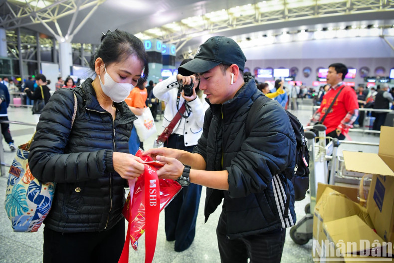 Players’ families and loyal customers’ expenses are covered by SHB, including airfare, accommodation, transportation, and match tickets, to support the national team at the second leg of the 2024 ASEAN Cup final in Thailand. Players’ families and loyal customers’ expenses are covered by SHB, including airfare, accommodation, transportation, and match tickets, to support the national team at the second leg of the 2024 ASEAN Cup final in Thailand.