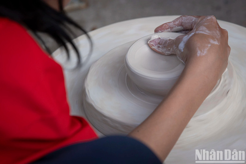 During this activity, the organisers present Bat Trang ceramic mugs as gifts to the delegation and students from Pingxiang Town, in Guangxi, China. During this activity, the organisers present Bat Trang ceramic mugs as gifts to the delegation and students from Pingxiang Town, in Guangxi, China.