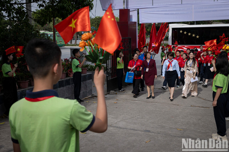 Students from Hoang Van Thu Secondary School (in Lang Son Province) warmly welcome the delegation and 20 students from Pingxiang Town, Guangxi, China. Students from Hoang Van Thu Secondary School (in Lang Son Province) warmly welcome the delegation and 20 students from Pingxiang Town, Guangxi, China.