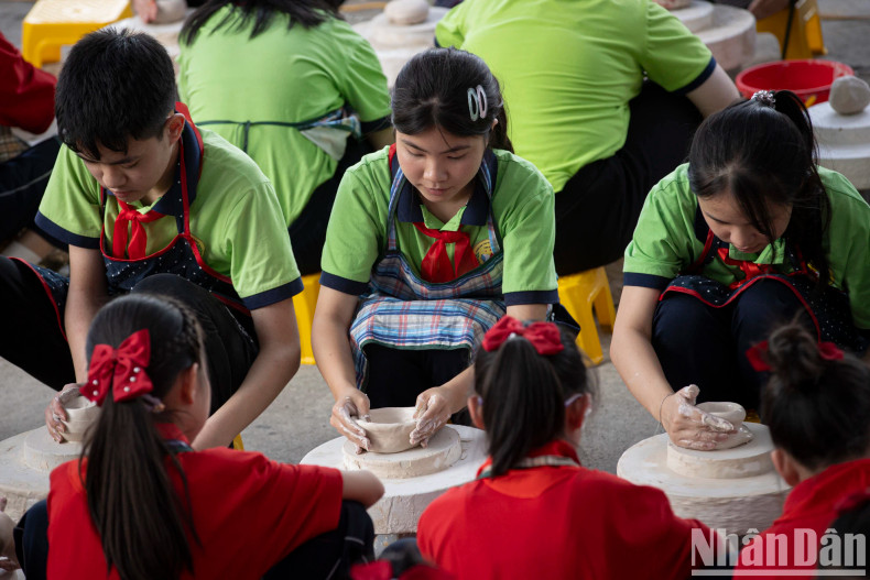 Notably, after completing their handmade ceramic pieces, the students’ works are kiln-fired and returned to them by the organisers. Notably, after completing their handmade ceramic pieces, the students’ works are kiln-fired and returned to them by the organisers.