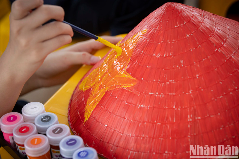 The conical hat is a familiar image to the Vietnamese people. It is not only a tool for shielding from the sun and rain but also a symbol of grace and simplicity. The conical hat is a familiar image to the Vietnamese people. It is not only a tool for shielding from the sun and rain but also a symbol of grace and simplicity.