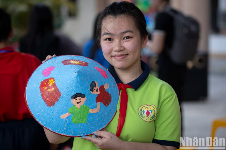 Nguyen Thanh Hao, a student from Hoang Van Thu Secondary School, expresses her love for her creation and her wish to spread the spirit of friendship and solidarity between Vietnam and China. Nguyen Thanh Hao, a student from Hoang Van Thu Secondary School, expresses her love for her creation and her wish to spread the spirit of friendship and solidarity between Vietnam and China.