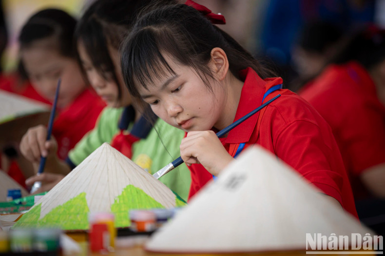Decorating Vietnamese conical hats is a meaningful and culturally rich activity. Decorating Vietnamese conical hats is a meaningful and culturally rich activity.