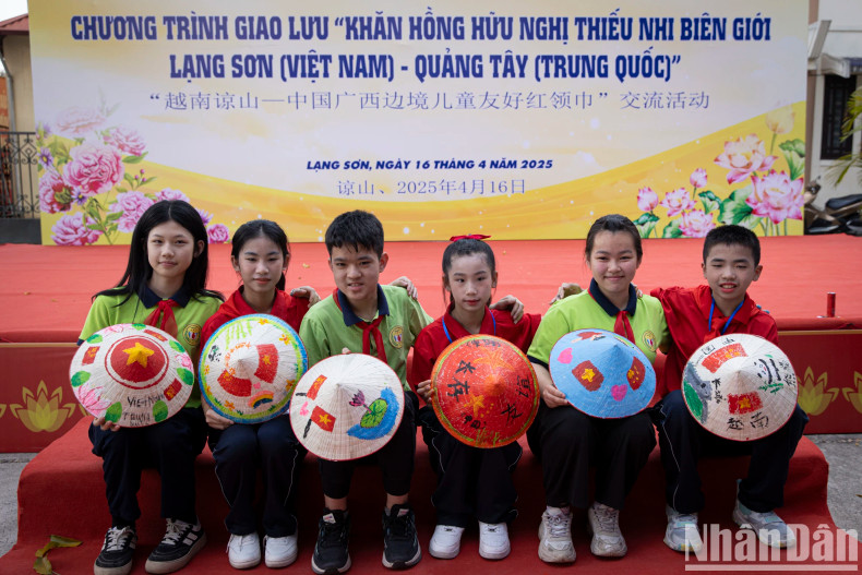 Students from both Vietnam and China take commemorative photos with the meaningful products they created. Students from both Vietnam and China take commemorative photos with the meaningful products they created.