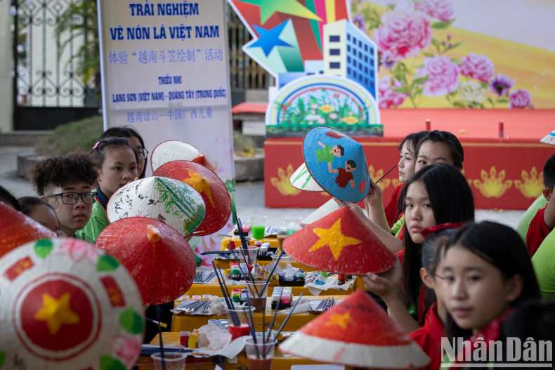Students from both countries proudly showcase their creative results. Students from both countries proudly showcase their creative results.
