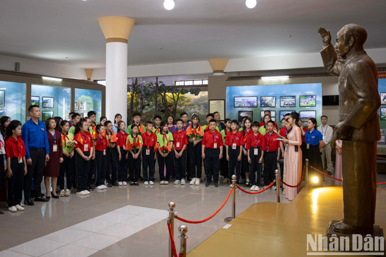 Students from both countries tour and explore the unique cultural features of Lang Son Province at the Lang Son Provincial Museum. Students from both countries tour and explore the unique cultural features of Lang Son Province at the Lang Son Provincial Museum.