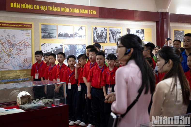 The students visit the exhibition entitled "The South Liberation in 1975 – The Epic of Great Victory." The students visit the exhibition entitled "The South Liberation in 1975 – The Epic of Great Victory."
