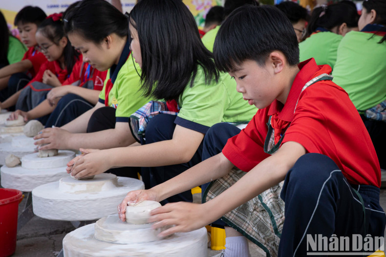 In addition to decorating conical hats, the students experiencedmaking traditional ceramics. In addition to decorating conical hats, the students experiencedmaking traditional ceramics.