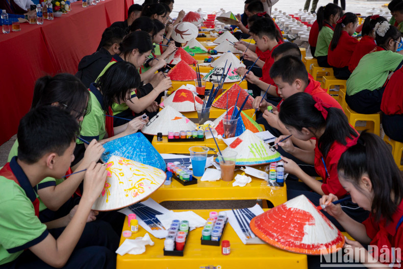 Immediately after the museum tour, the students painted conical hats. Immediately after the museum tour, the students painted conical hats.