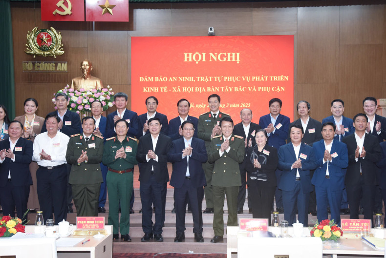 PM Pham Minh Chinh and other delegates attend the conference.