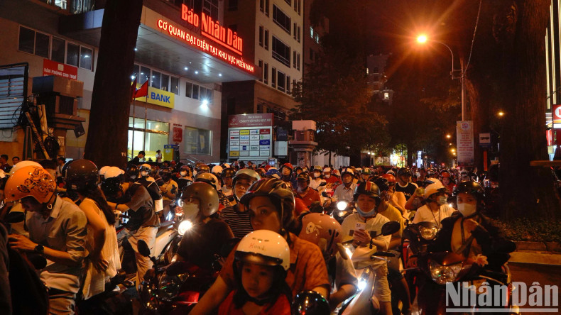 The rehearsal offers Ho Chi Minh City people a glimpse of the solemn and heroic spirit that will be fully displayed during the official State-level parade and procession on April 30, 2025.