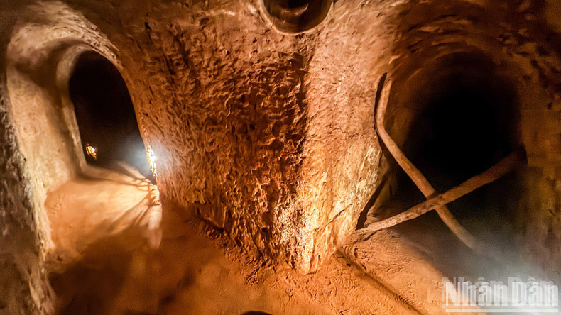 The tunnel system spans multiple levels, ranging from 3 to 12 metres deep, and stretches over 250 kilometres with a maze-like layout, burrowed into the laterite-mixed clay soil, connecting with approximately 500 kilometres of surrounding trenches. The tunnel system spans multiple levels, ranging from 3 to 12 metres deep, and stretches over 250 kilometres with a maze-like layout, burrowed into the laterite-mixed clay soil, connecting with approximately 500 kilometres of surrounding trenches.