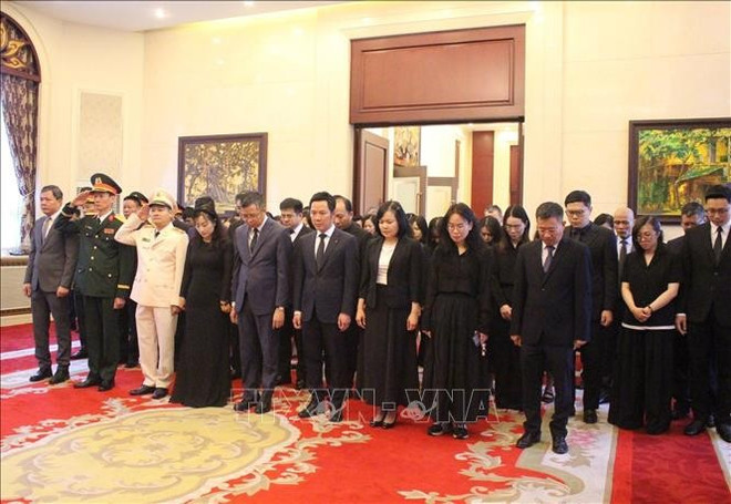 Staff of the Vietnamese Embassy in China, led by Ambassador Pham Thanh Binh, pays tribute to former State President Tran Duc Luong. (Photo: VNA) Staff of the Vietnamese Embassy in China, led by Ambassador Pham Thanh Binh, pays tribute to former State President Tran Duc Luong. (Photo: VNA)