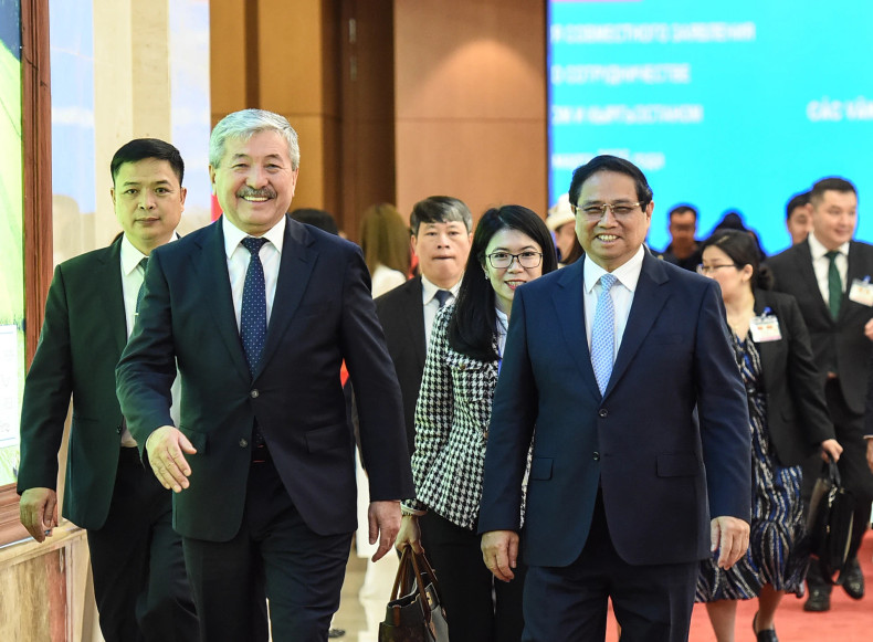 Prime Minister Pham Minh Chinh and his Kyrgyz counterpart Adylbek Kasymaliev. Prime Minister Pham Minh Chinh and his Kyrgyz counterpart Adylbek Kasymaliev.