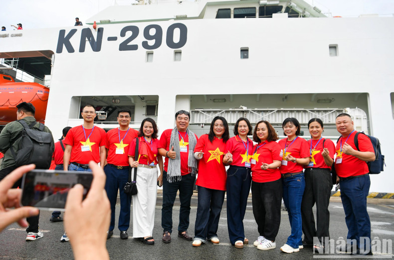 Delegates capture memorable moments before boarding the KN-290 ship for their journey to visit the people and armed forces on Truong Sa.