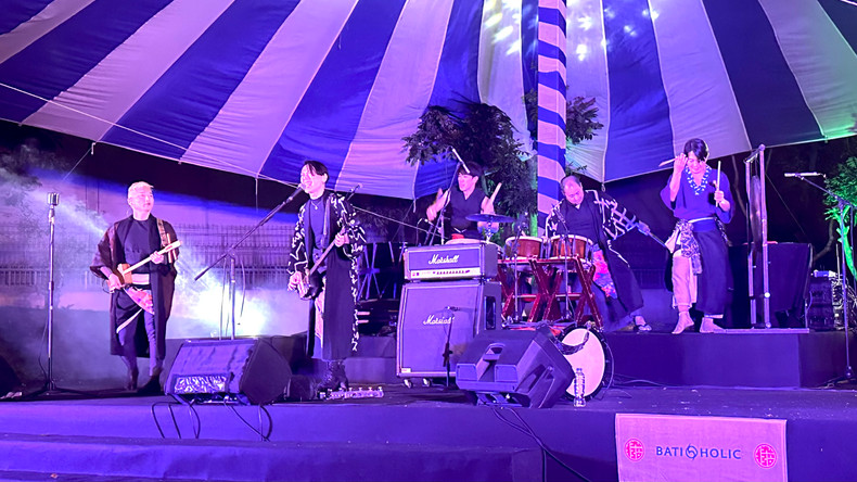 The combination of powerful Taiko drums, sharp electric guitars, rich bass and powerful vocals makes Bati-Holic unique. The combination of powerful Taiko drums, sharp electric guitars, rich bass and powerful vocals makes Bati-Holic unique.