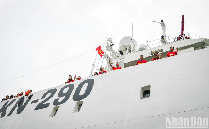 On board the KN-290, 100 journalists from the Vietnam Journalists’ Association officially begin their voyage to visit the people and armed forces of Truong Sa Island District.