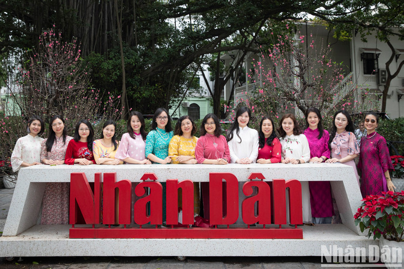 The graceful Ao Dai worn by the staff and journalists of Nhan Dan Newspaper contribute to honouring the beauty of Vietnamese women. At the same time, it fosters a sense of responsibility in preserving and promoting the cultural value of the Ao Dai, a Vietnamese cultural heritage.