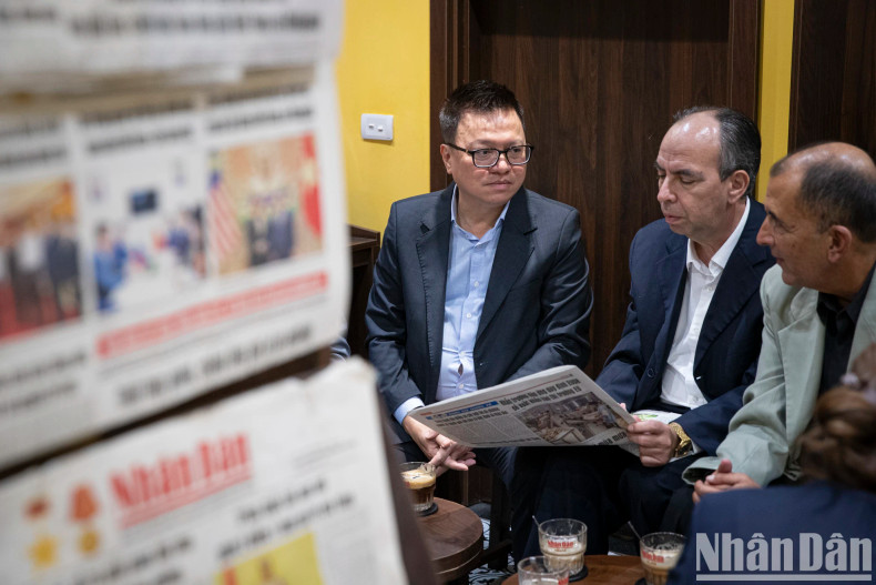 The guests express their impression of Nhan Dan Newspaper reading station. The guests express their impression of Nhan Dan Newspaper reading station.