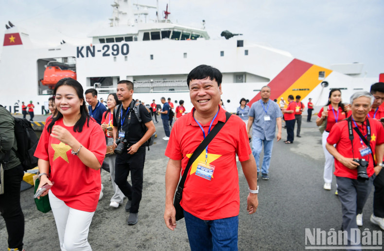 This is the first time the Viet Nam Journalists’ Association has organised such a visit to Truong Sa Island (Khanh Hoa Province), gathering 100 leaders from press agencies and journalists from all regions of the country.