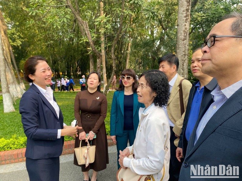 Lu Mei Nian (in white) and Chinese delegates visit the President Ho Chi Minh relic site at the Presidential Palace. Lu Mei Nian (in white) and Chinese delegates visit the President Ho Chi Minh relic site at the Presidential Palace.