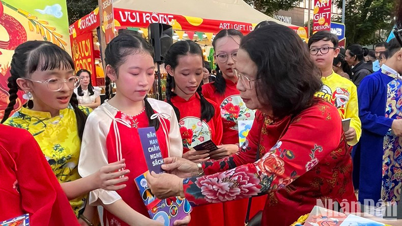 Book giving activities were organised at the Lunar New Year Book Street Festival for the Lunar New Year 2024.