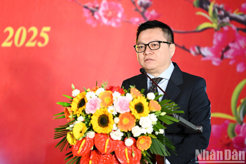 Member of the PCC and Editor-in-chief of Nhan Dan Newspaper Le Quoc Minh, who is also Deputy Head of the PCC’s Commission for Communications, Education and Mass Mobilisation, and Chairman of the Vietnam Journalists’ Association Le Quoc Minh, speaks at the event.