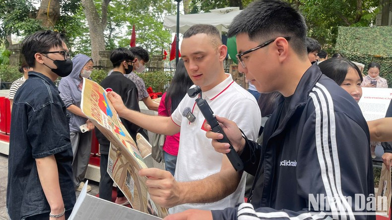 Blogger “Anh Tay oi”– Nguyen Anh Minh explores Nhan Dan’s tech-integrated special supplement.