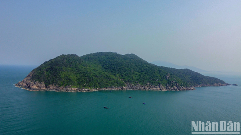 Located north of Da Nang, Son Cha Island boasts magnificent natural scenery. Located north of Da Nang, Son Cha Island boasts magnificent natural scenery.