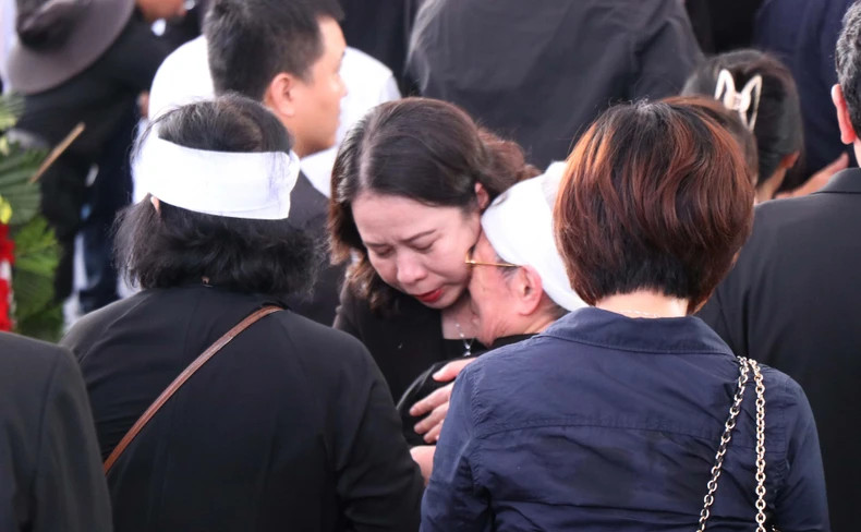 Vice President Vo Thi Anh Xuan offers condolences to the family of former President Tran Duc Luong at the burial ceremony on May 25 afternoon. (Photo: VNA)
