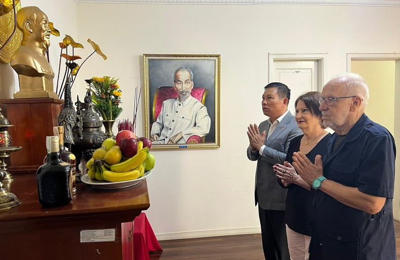 María Enriqueta Gallegos, President of the Venezuela–Viet Nam Friendship Association Carolus Wimmer, and Ambassador Vu Trung My offer incense in tribute to President Ho Chi Minh on the occasion of his 135th birthday anniversary. (Photo courtesy of the Vietnamese Embassy in Venezuela).