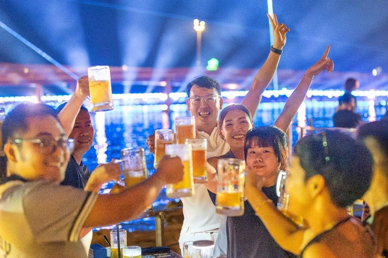Diners can enjoy premium fresh beer paired with world-class performances at Sun Bavaria GastroPub. Diners can enjoy premium fresh beer paired with world-class performances at Sun Bavaria GastroPub.