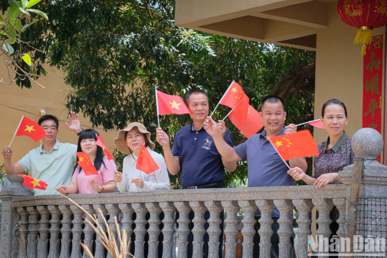 Zhou Lian villagers warmly welcome the delegates.