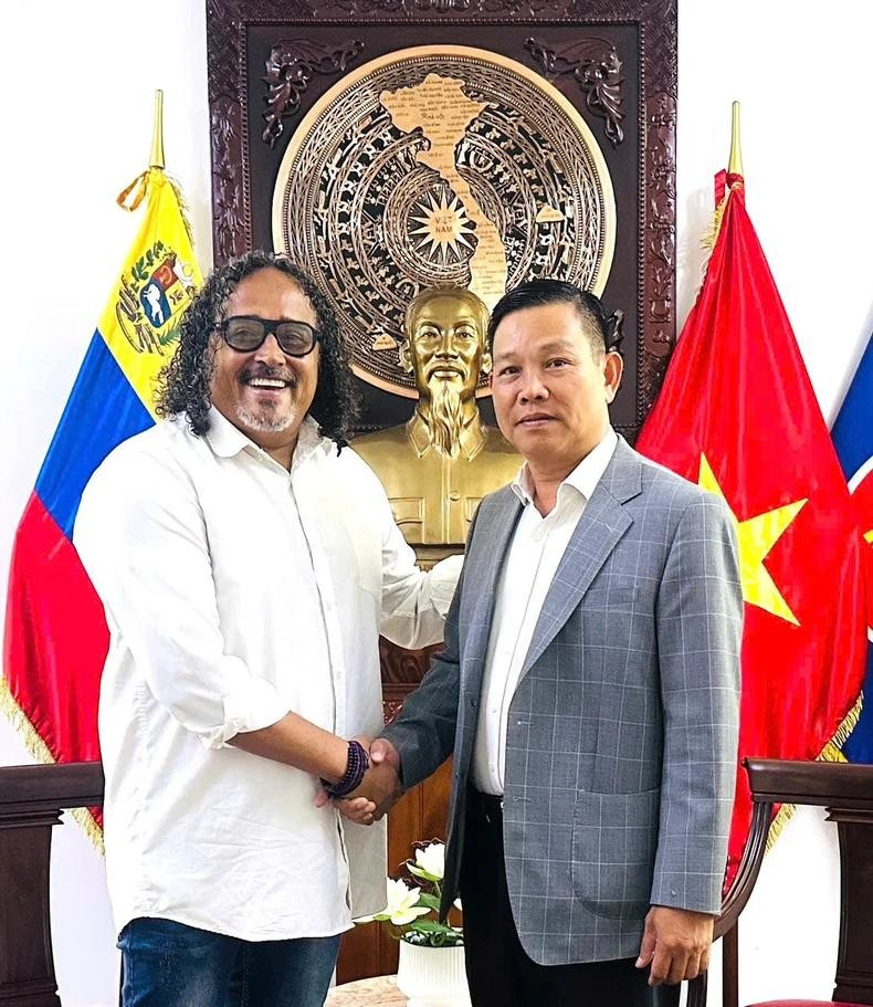 Ambassador Vu Trung My receives Venezuela’s Deputy Minister of Culture Alí Alejandro Primera, who shared that he would participate in the art performance “Forever Ho Chi Minh” to celebrate the 135th anniversary of the President’s birth (Photo courtesy of the Vietnamese Embassy in Venezuela).