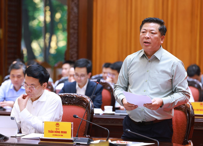 Minister of Construction Tran Hong Minh reports at the meeting on May 20. (Photo: VNA)