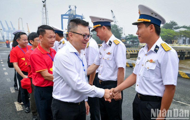 Journalist Le Quoc Minh and other delegates bid farewell to the officers and soldiers of Brigade 125, Naval Region 2, who came to see them off as they departed for Truong Sa.