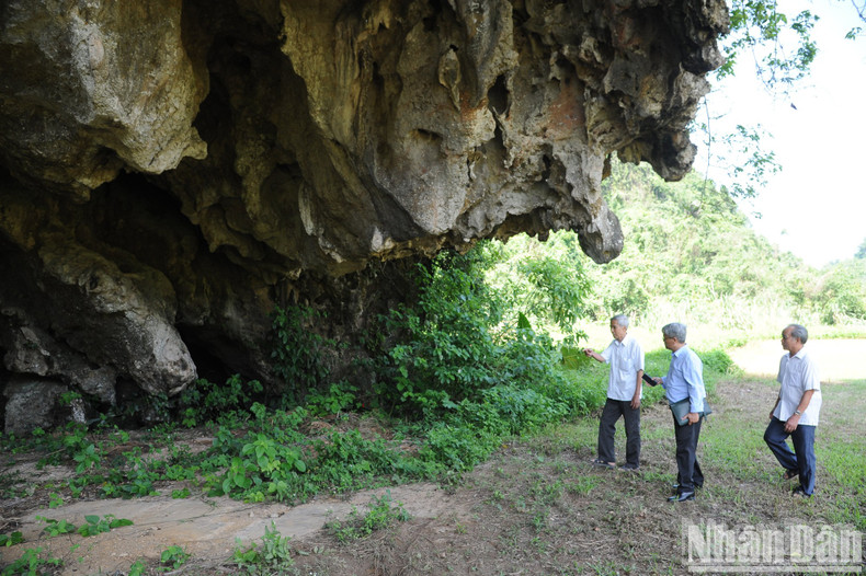 Journalist Ha Hong (centre), son of journalist Ngo Thi, along with two witnesses, Nguyen Quang Chinh (left) and Nguyen Dau (right), inside the Journalist Cave during a Nhan Dan Newspaper delegation’s visit in 2018. (Photo: TRAN HAI)