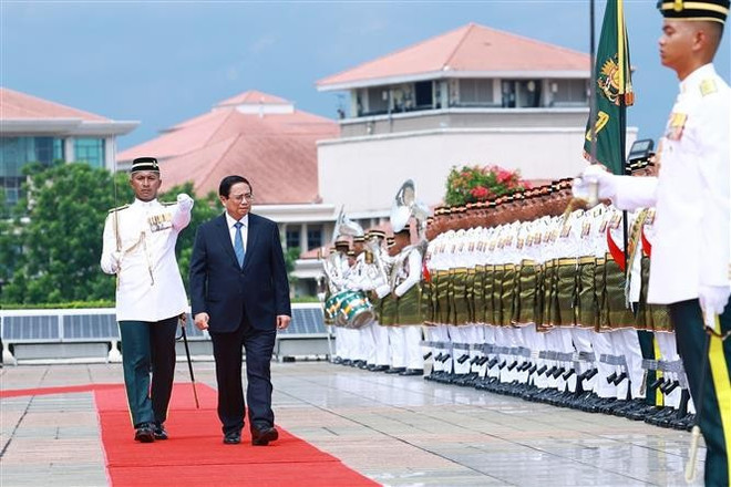 PM Pham Minh Chinh reviews the guard of honour at the welcome ceremony held in Kuala Lumpur on May 25 afternoon. (Photo: VNA)