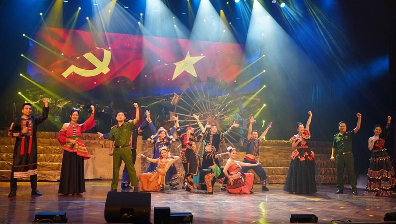 The song “With the Party’s Light, We Move Forward” is performed by the Sao Mai ensemble during the awards ceremony for the contest on defending the ideological foundation of the Party. (Photo courtesy of the composer)