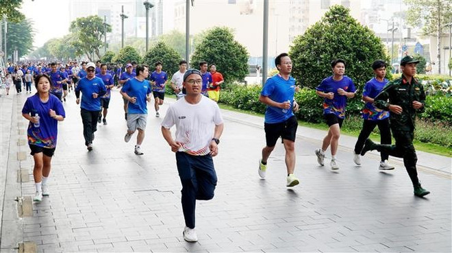 Athletes runs on Nguyen Hue Street, Ho Chi Minh City (Photo: VNA)
